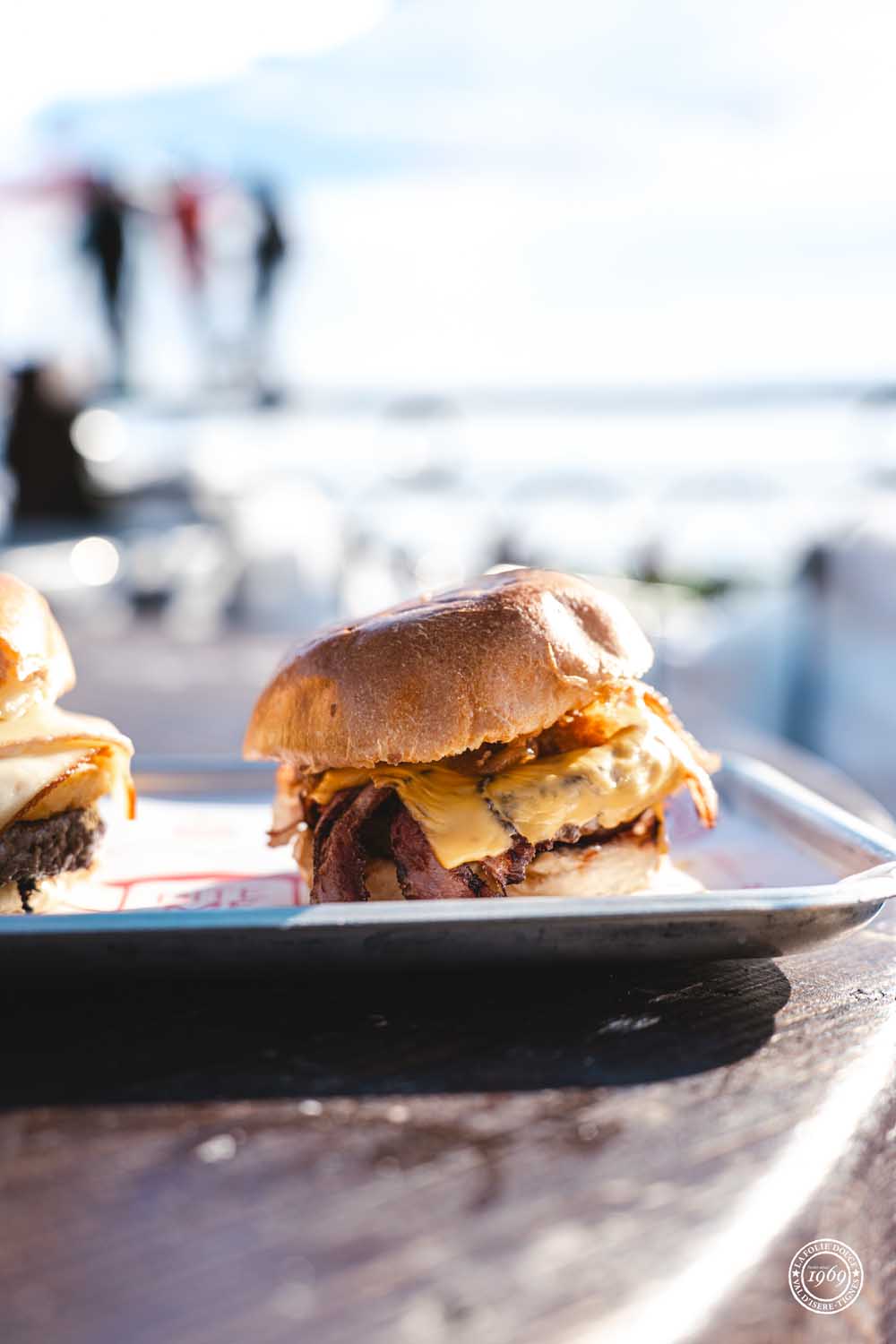 burger au fromage servi sur un plateau le butcher 