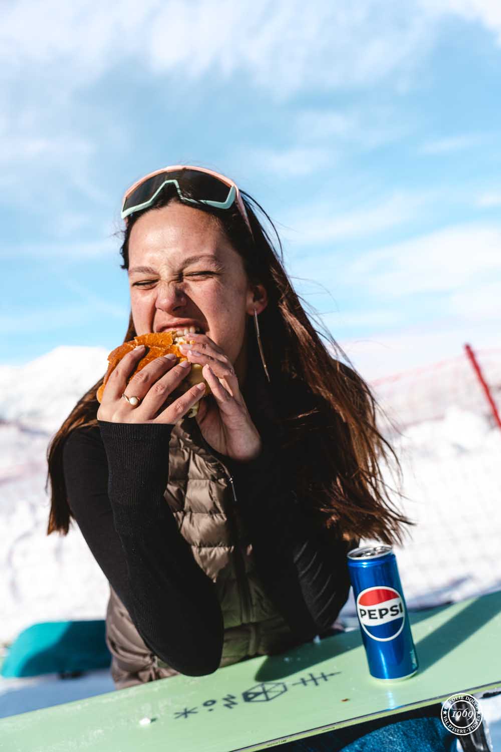pause burger au soleil avec des skis le butcher 