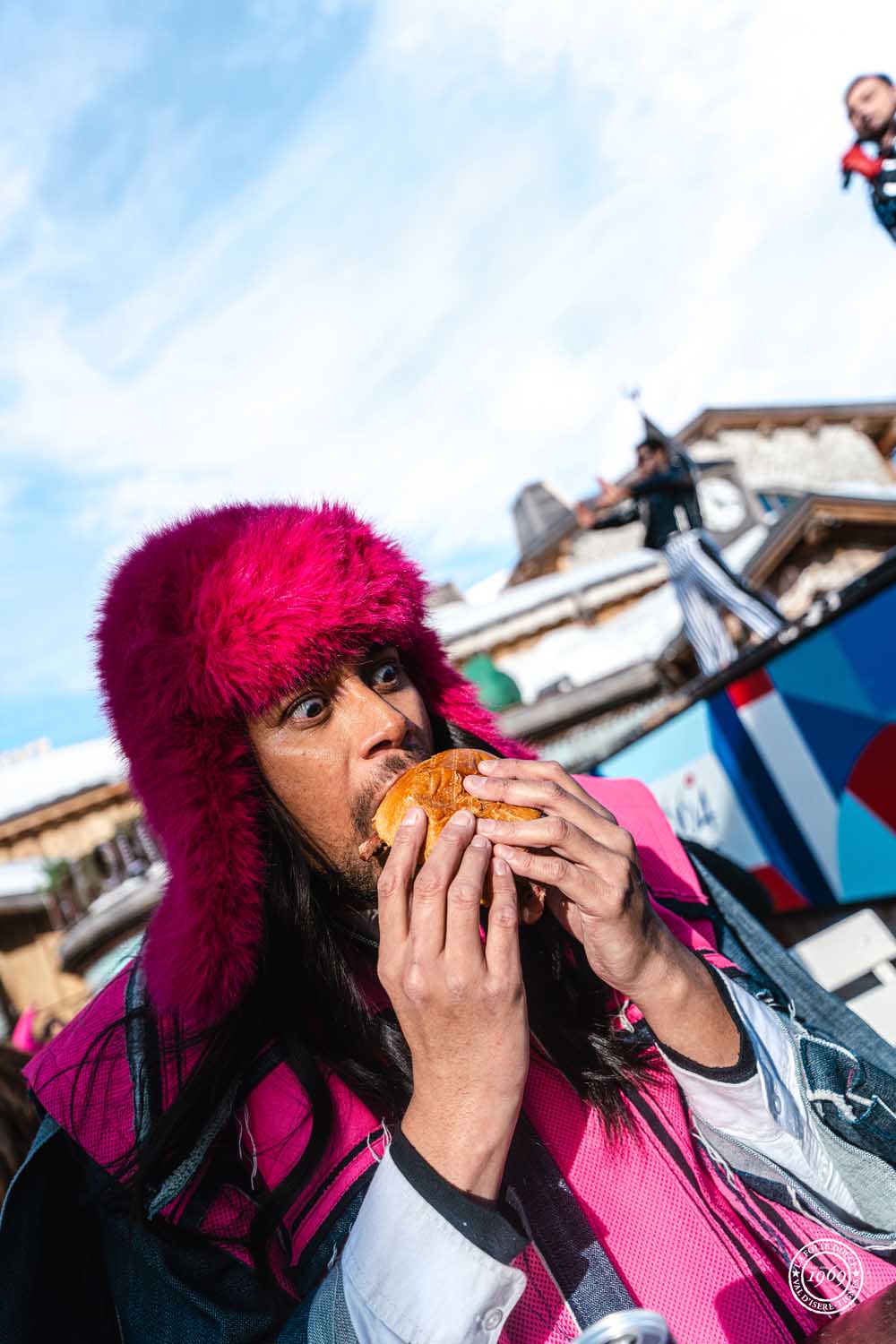 pause burger en terrasse avec un bonnet rose le butcher 