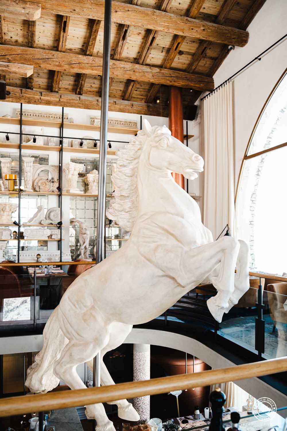 sculpture de cheval blanc au restaurant la cucucina 