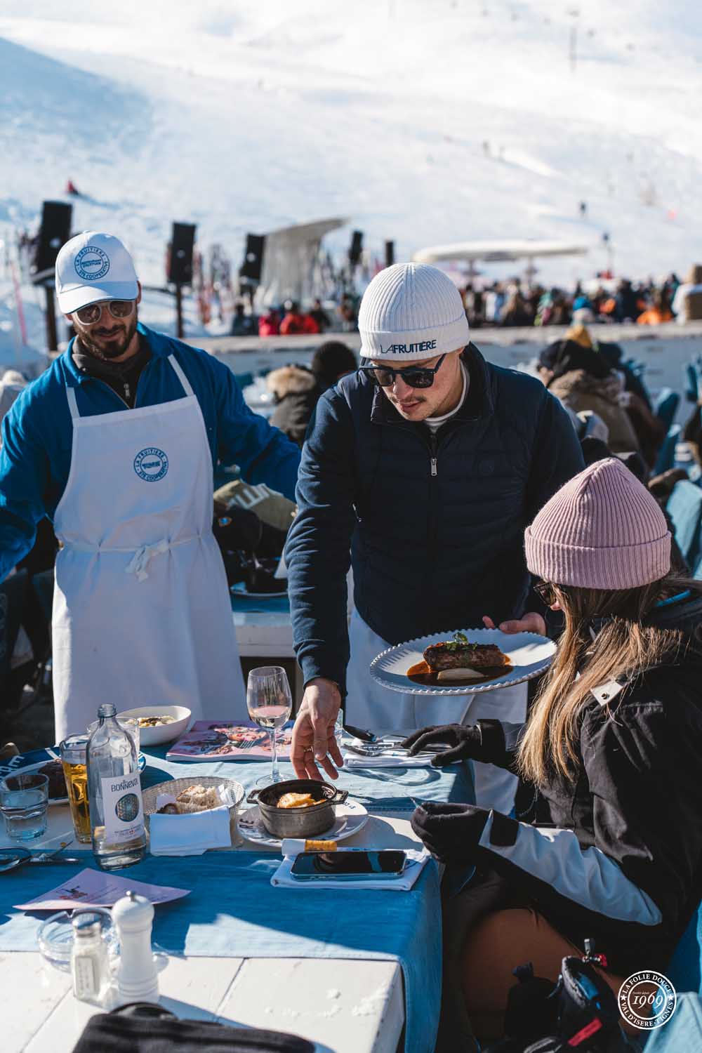 service a table sur la terrasse du restaurant la fruitiere 
