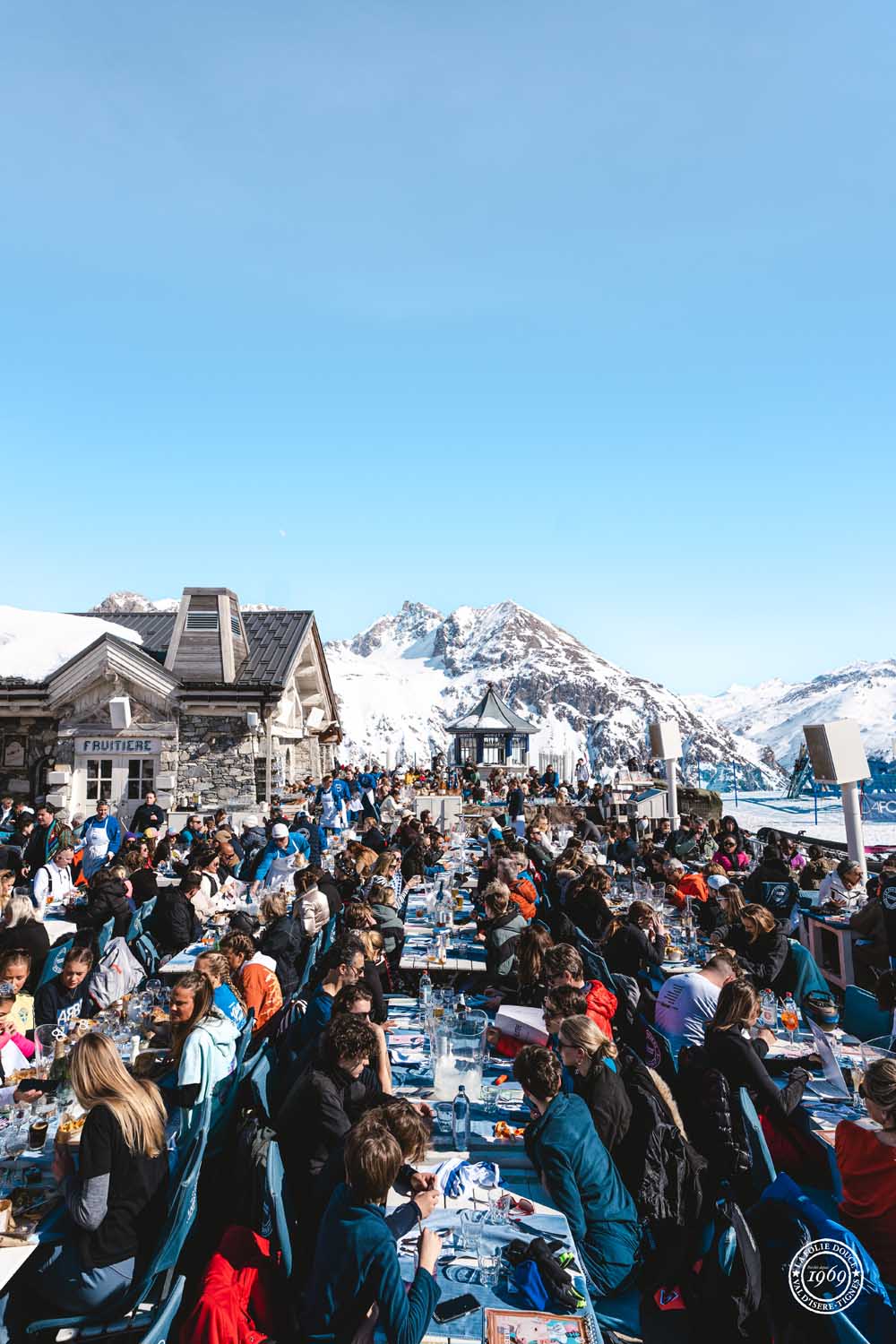 terrasse du restaurant la fruitiere face aux montagnes 