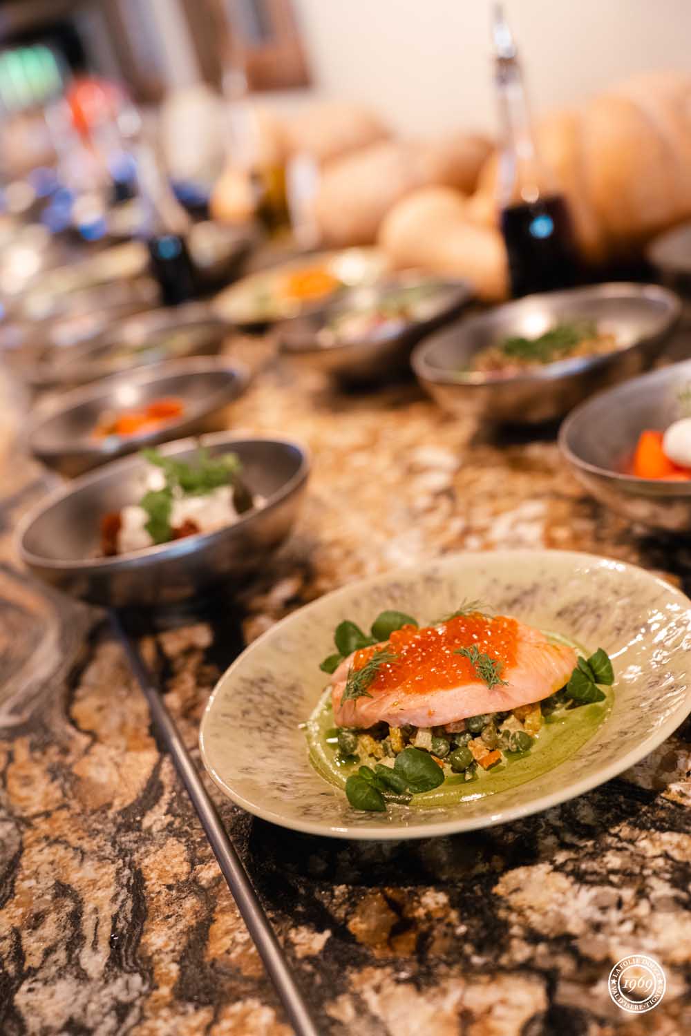 assiette de saumon sur le comptoir la petite cuisine 