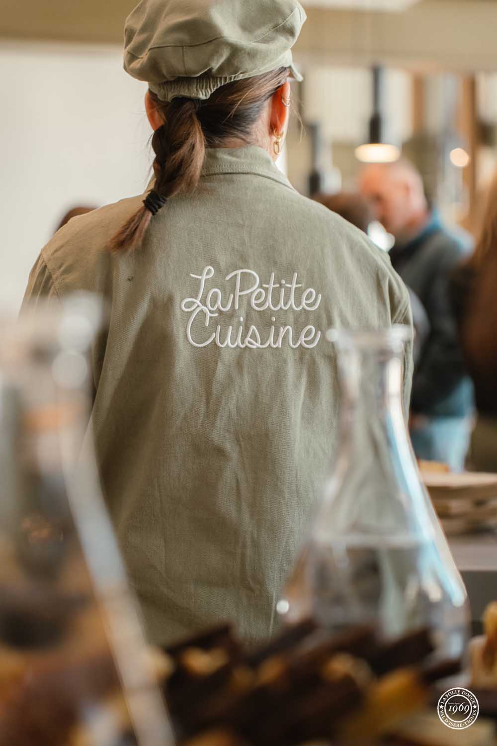 tenue de travail de la petite cuisine vue de dos 