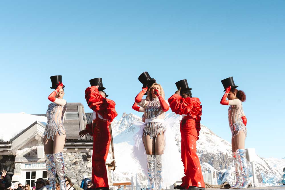 artistes de cabaret en costumes rouges et argentes la folie douce