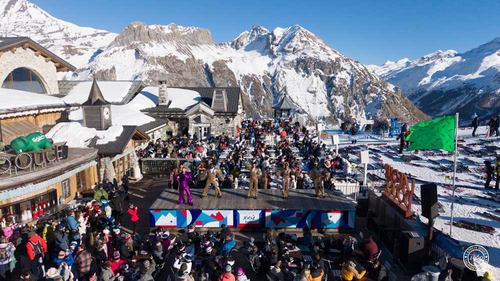 spectacle sur la terrasse face aux montagnes la folie douce val isere