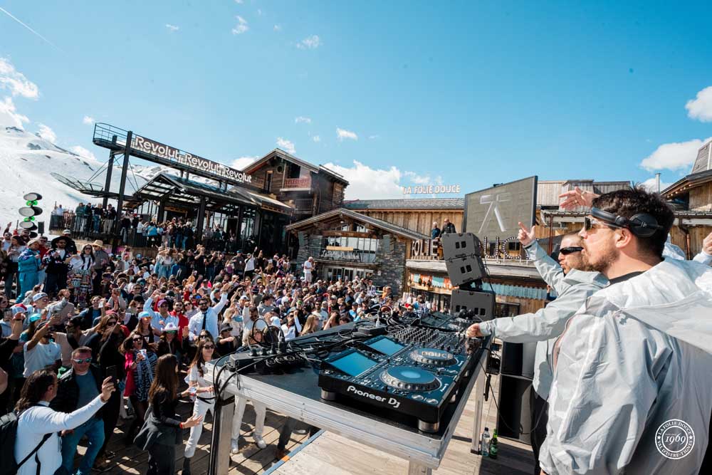 dj aux platines face au public a la folie douce val isere