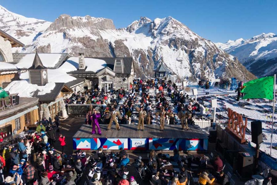 spectacle sur la terrasse face aux montagnes la folie douce val isere