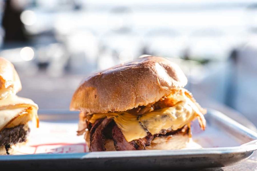 burger au fromage servi sur un plateau le butcher 