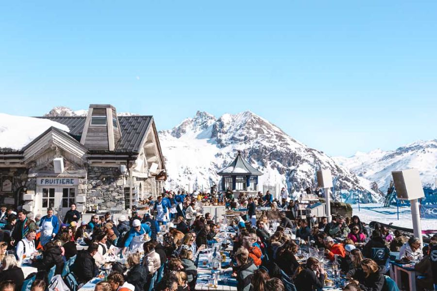 terrasse du restaurant la fruitiere face aux montagnes
