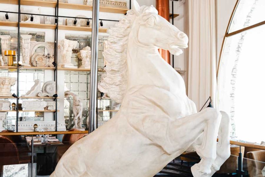 sculpture de cheval blanc au restaurant la cucucina 