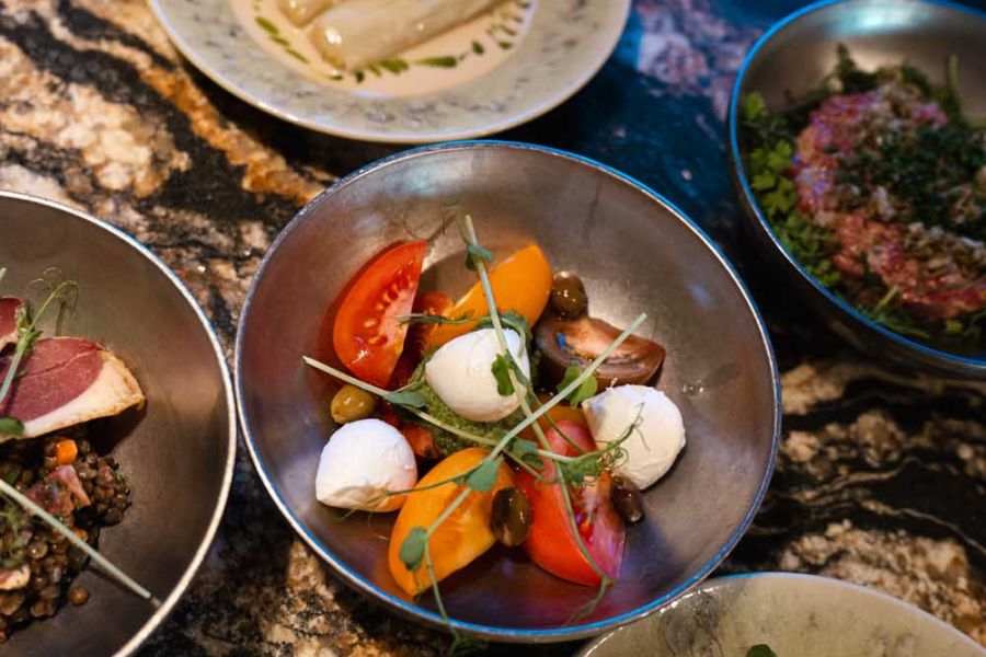 assiettes de tomates et mozzarella la petite cuisine 