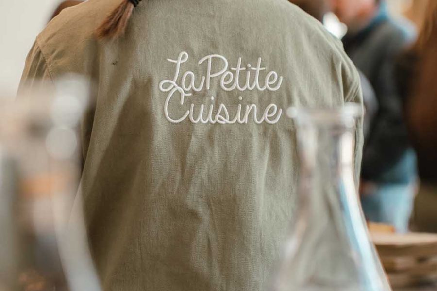 tenue de travail de la petite cuisine vue de dos
