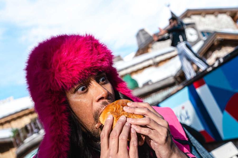 pause burger en terrasse avec un bonnet rose le butcher