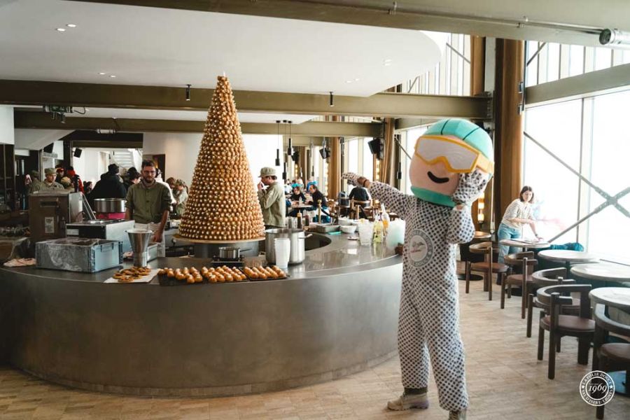 mascotte devant le comptoir de la petite cuisine 