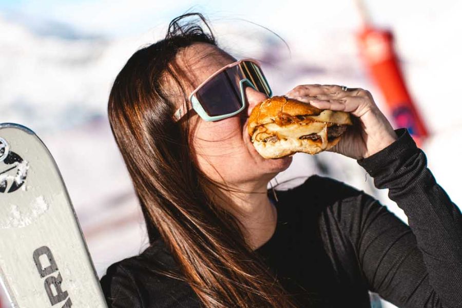 burger en terrasse avec des skis a la main le butcher 