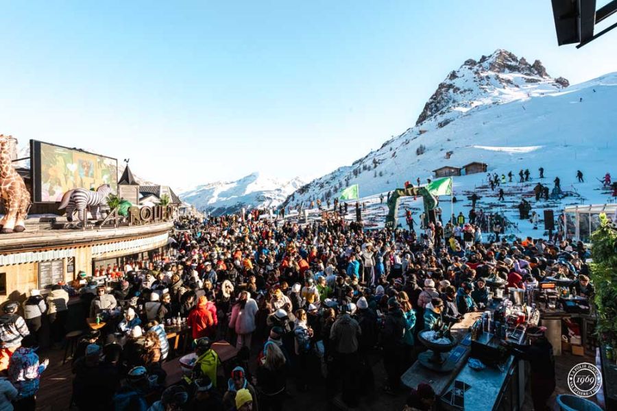 foule sur la terrasse apres ski a la folie douce val isere