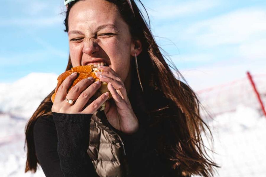 pause burger au soleil avec des skis le butcher